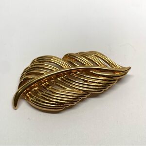 Vintage Signed Napier F90  Gold Tone Feather / Leaf Brooch